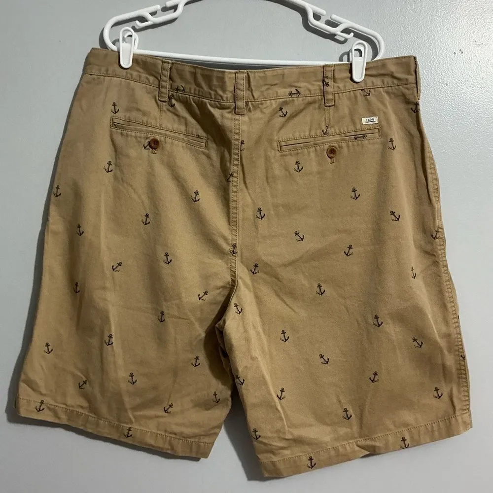 IZOD Saltwater Khaki Shorts with anchors on them size 42 inseam 10.5